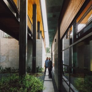 Servicios inmobiliarios Arucas Las Palmas. a-couple-of-people-standing-next-to-each-other-near-a-building-gwzbmpzgpjc